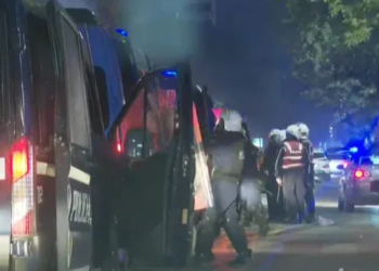 FOTO / Policia ndërhyn te Rruga e Ambasadave, tentohen dhjetëra arrestime
