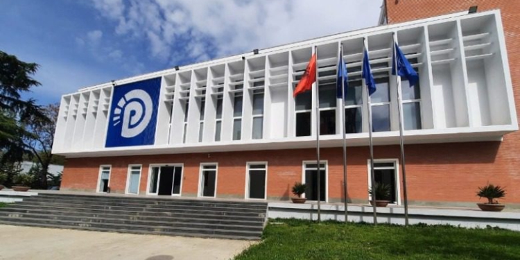 Protesta e dhunshme në Tiranë, opozita nuk tërhiqet: PD mbështet dhe është në krah të studentëve!