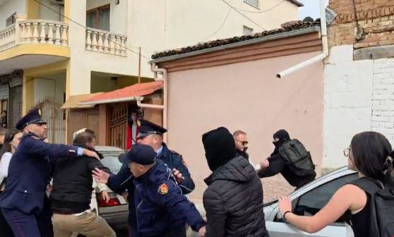 Korçë, arrestohen dy persona dhe procedohen penalisht 23 të tjerë, 15 prej tyre të mitur