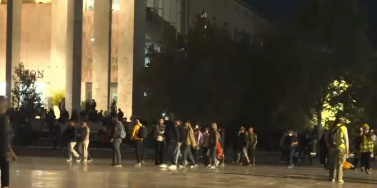 Studentët me maska sulmojnë me molotovë institucionet, reagon Policia! Një prej tyre kërcënon se do djegin bizneset nëse nuk dalin në shesh