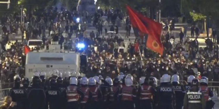 Protestat/ Ministria e Shëndetësisë bën bilancin e dhunës: 21 persona të plagosur në Tiranë, të lënduar edhe në Vlorë e Lezhë! Mes tyre 9 policë dhe 6 të mitur