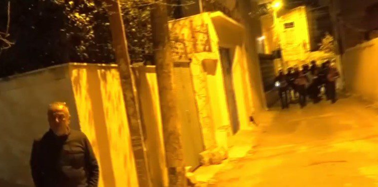 Protestuesit shpërndahen rrugëve, u vënë flakën koshave të mbeturinave, shkulën dhe pllakat e “Sheshit Skënderbej”! Policia i ndjek nga pas