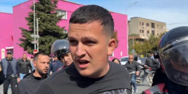 Protesta në Shkodër, gjimnazistët sulmojnë me gurë Bashkinë dhe shkaktojnë dëme! Policia shoqëron disa prej tyre