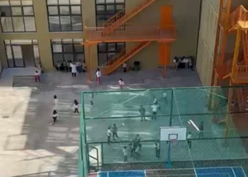 VIDEO/ Pavarësisht protestës, në Tiranë shkollat e vijojnë normalisht mësimin, nxënësit në klasa! Shikoni pamjet