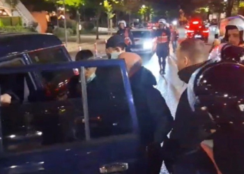 Kaosi dhe dhuna në rrugët e Tiranës, biznese dhe institucione, Policia vijon shoqërimet pas përfundimit të tubimit