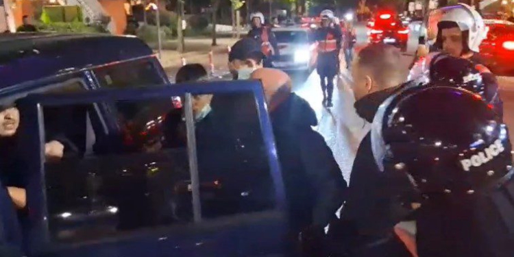Kaosi dhe dhuna në rrugët e Tiranës, biznese dhe institucione, Policia vijon shoqërimet pas përfundimit të tubimit