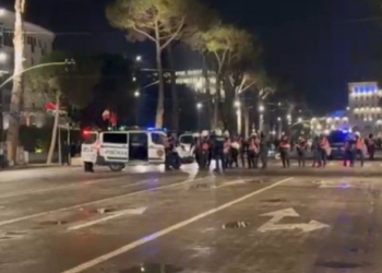 Protestuesit tensionojnë situatën në bulevard, efektivët “Shqiponja” mbërrijnë në shesh pas hedhjes së molotovëve!