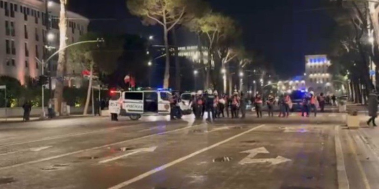 Protestuesit tensionojnë situatën në bulevard, efektivët “Shqiponja” mbërrijnë në shesh pas hedhjes së molotovëve!
