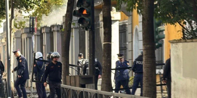 Ministrisë së Arsimit iu vu zjarri, kryepolici Hita zbret në terren pas përshkallëzimit dhe tensioneve në protestë!