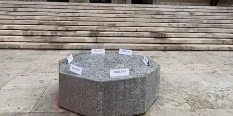 Pak para Kuvendit, kryeministri Rama përsërit thirrjen për dialog ndaj protestuesve, ua lë ftesat mbi sofrën e mermertë! (VIDEO)