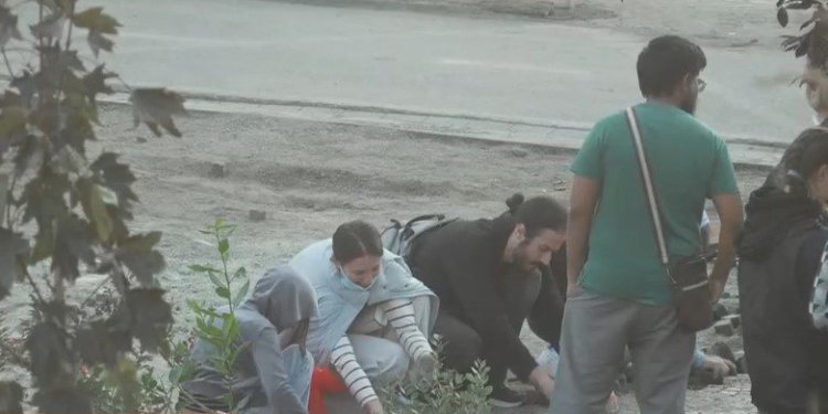 Studentët zhvendosin protestën te Kryeministria, krijojnë barikadë me të rinjtë dhe grumbullojnë pirgje gurësh për të goditur Policinë!
