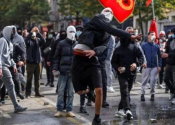 Protesta, flet piktori dhe pedagogu i njohur Haliti: Jam me studentët, jo me ata me maska që bëjnë dhunë! (VIDEO)