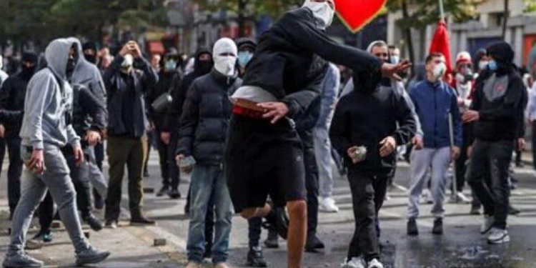 Protesta, flet piktori dhe pedagogu i njohur Haliti: Jam me studentët, jo me ata me maska që bëjnë dhunë! (VIDEO)