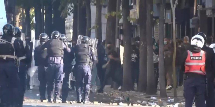 Studentët protestues nisin sulmet me gurë, breshëri fishekzjarresh dhe sende të forta ndaj Policisë, shpërndahen me ujë dhe gaz! Arlind Qori pengon shoqërimin e të dyshuarit