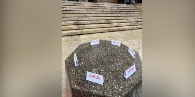 Rama bën sërish thirrje për dialog disa orë para protestës, lë ftesat mbi sofrën e gurtë para Kryeministrisë! (VIDEO)
