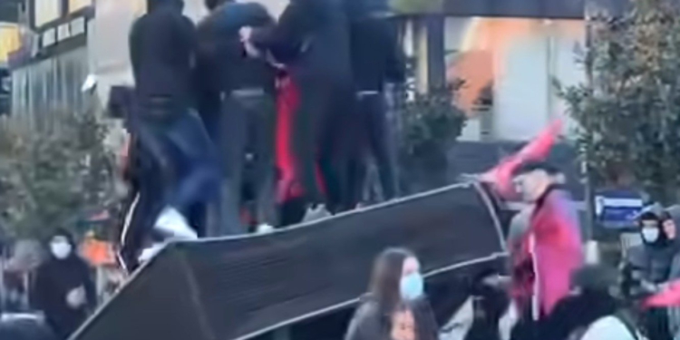 VIDEO/ “Turp e faqe e zezë!”- Të rinjtë vandalizojnë monumentin e At Gjergj Fishtës, ironia e analiztit Martin Leka: Një herë ia zhduku komunizmi, tani…