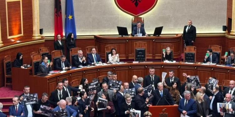 Sherri në Kuvend: Deputeti i PD tenton të kalojë shkallët dhe t’i afrohet Peleshit, ndalohet nga Garda