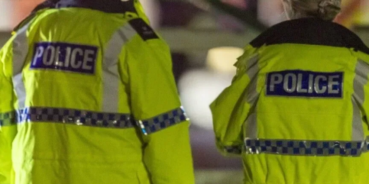 Të shtëna ndaj një polici në Britani, arrestohen katër të dyshuar