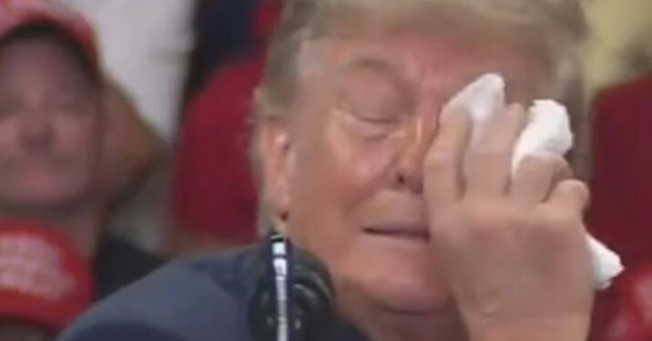 Trump ndërpret fjalimin për shkak të shqetësimit në sy: Do thonë që jam i sëmurë (VIDEO)