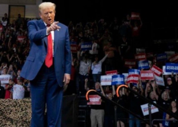 Protestuesit prishin tubimin e Trump në Ohajo dhe i kujtojnë skandalin Epstein! Presidenti: Unë e nxora nga klubi se ishte njeri i keq dhe mik i…