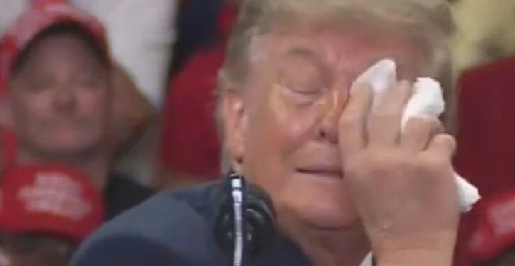 VIDEO/ Trump përjeton momentin e sikletshëm gjatë tubimit elektoral, presidenti ndalon fjalimin për shkak të syrit: Do thonë se jam shumë i sëmurë…