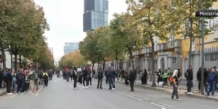 Protesta në Tiranë, studentët dhe pedagogët mblidhen para Ministrisë së Arsimit, situatë e qetë!