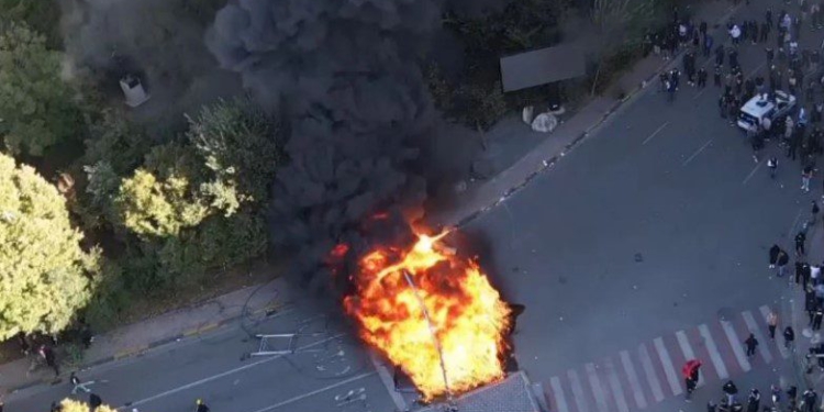 Tirana nën pushtetin e tymit të zi dhe zjarrit! Protestuesit i rikthehen Ministrisë së Arsimit, i vihet flaka zyrave! Hidhen thirrje “Digje Parlamentin!” (FOTO)