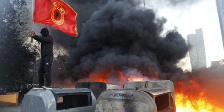 Veteranët e luftës në Kosovë reagojnë: Vandalët të mos përdorin flamurin e UÇK-së!