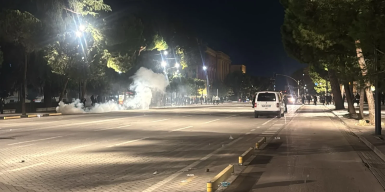 Protestuesit zhvendosen te Parku Rinia, policia hedh ujë dhe gaz lotsjellës drejt tyre