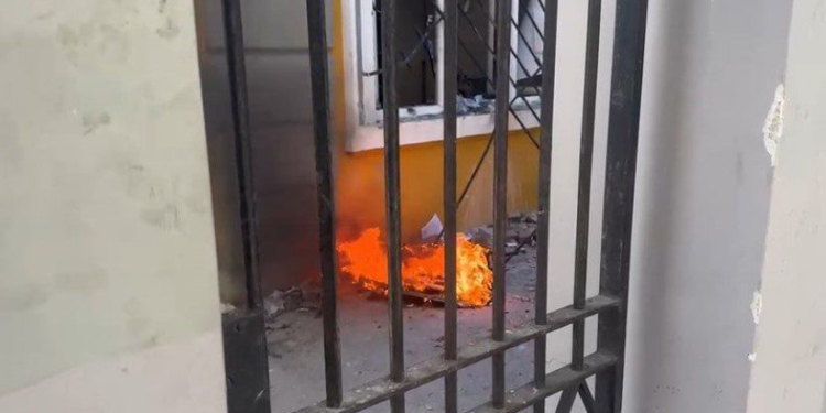 Dita e pestë e protestës, rruga bllokohet me koshat e mbeturinave që u vihet flaka! Të rinjtë sulmojnë me gurë, Policia i zmbraps me gaz e ujë