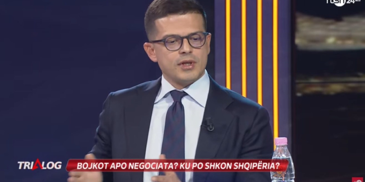 “Rinia nuk ka nevojë për deputetë e pedagogë që rishpikin veten”, Vengu: Shteti nuk negocion ekzistencën e vet