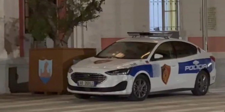 Policia shton masat e sigurisë në Bashkinë e Vlorës, vendosen hekura në dyert kryesore dhe dritare!