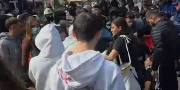 Sulmuan Policinë gjatë protestës së sotme në Vlorë, shoqërohen disa studentë