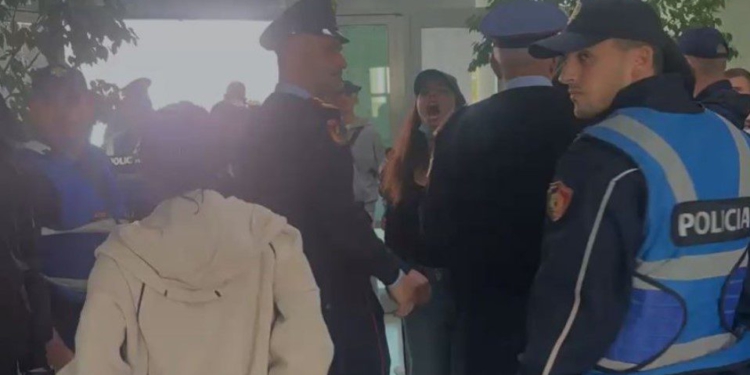 Protesta studentore në Vlorë, një grup tentoi të nxirrte të rinjtë nga auditoret në rrugë, Policia ndërhyn në Universitetin “Ismail Qemali”