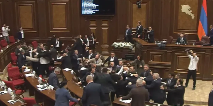 Përplasje fizike mes deputetëve në Parlamentin e Armenisë, ndërhyn sigurimi (VIDEO)