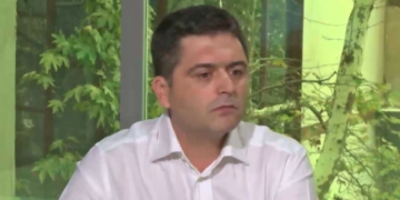 Pse Berisha i ndërseu median e familjes ambasadorit të SHBA?