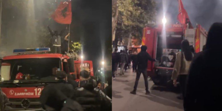Protestuesit shkatërrojnë çdo gjë që u del para, i vënë zjarrin edhe 2 mjeteve të Bashkisë Tiranë! Sulmojnë zjarrfikëset dhe bizneset (FOTO)