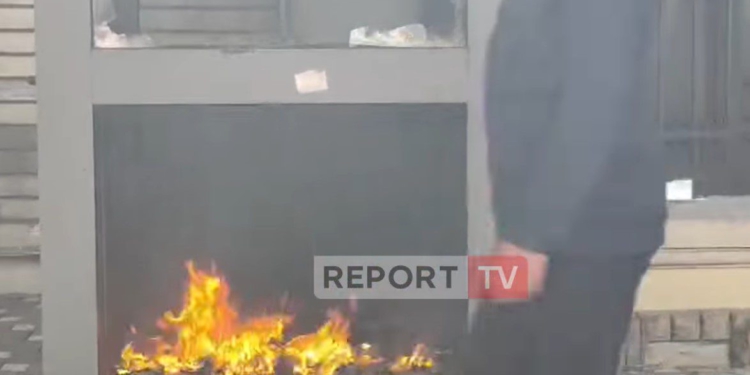 VIDEO/ Sulmohet përsëri Ambasada e Vatikanit në Tiranë, protestuesit i vënë flakën kabinës së rojës