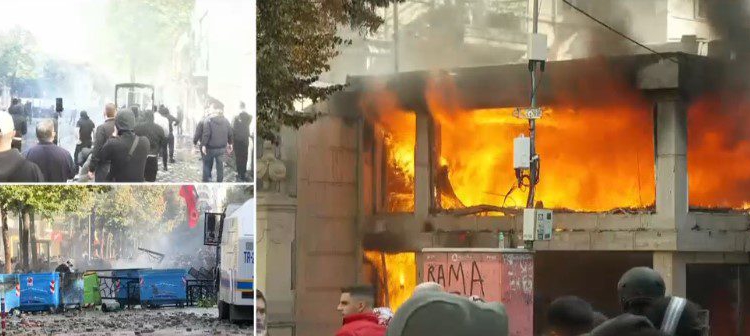 FOTO/ Nga protesta te sulmi ndaj bizneseve, persona të maskuar godasin bankën e nivelit të dytë dhe i vënë zjarrin! Rrezikohen edhe godinat e tjera pranë