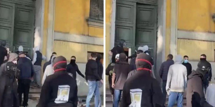 Pasi u përqafuan me Policinë te Ministria e Arsimit, protestuesit i vënë zjarrin derës së Ministrisë së Ekonomisë! Grupi i drejtohet Kryeministrisë, efektivët gardh
