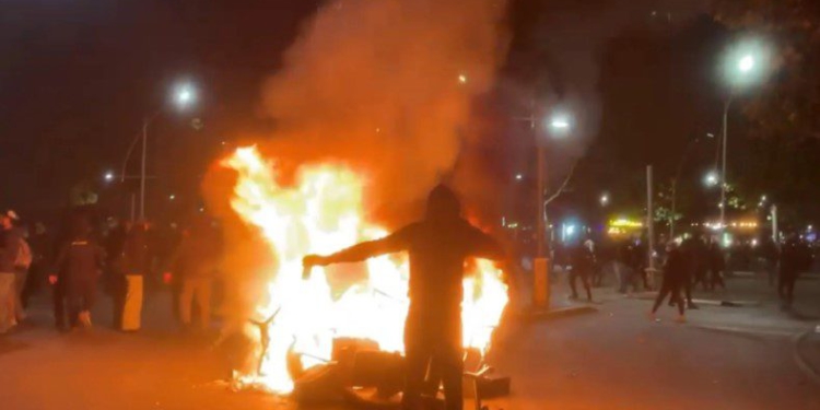 Protestuesit thyejnë të njëjtën bankë te “Ushtari i Panjohur”, nxjerrin karriget dhe u vënë flakën!