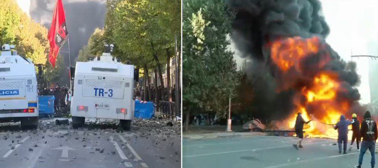 Pasi i vunë flakën koshave, stolave e pemëve në qendër, protestuesit bëjnë thirrje për të sulmuar edhe selinë e PS-së!
