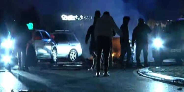 Kaos edhe te Zogu i Zi, protestuesit bllokojnë rrugën me gurë e kangjella! Shoferët të irrituar i bien borive